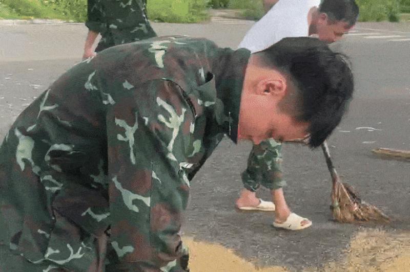 chien si giup gom thoc anh 1