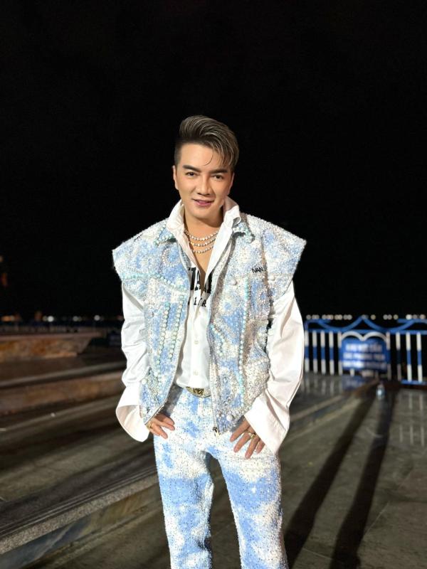 Dam Vinh Hung anh 1