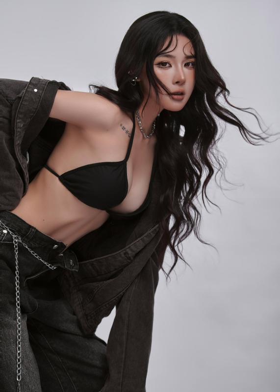 Newsfeed Rate,  Huong Lien,  Tran Bich Hanh,  Van Thanh,  ban gai Van Thanh,  bong da,  the thao,  WAG Viet,  cau thu Viet,  Tuyet Lan,  Thanh Thanh Huyen,  Pong Chuan anh 2