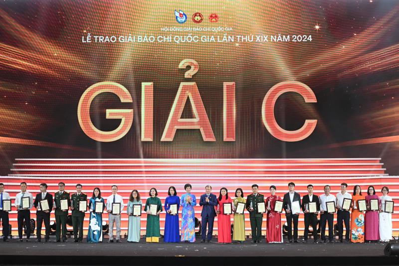 Giai bao chi,  ky niem bao chi,  le trao giai,  giai thuong bao,  bao chi sang tao anh 9