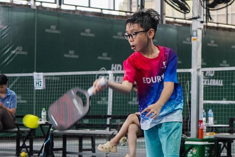 pickleball tre em, hoc pickleball he, khoa hoc pickleball, pickleball ha noi, san choi he, tre em nghi he, mon the thao he, pickleball cho be, lop hoc pickleball, pickleball la gi, tre em choi the thao, van dong mua he, trai he the thao, pickleball de choi, hoat dong he cho be, the thao tre em, san choi pickleball, hoc phi pickleball, pickleball pho vinh hung anh 10