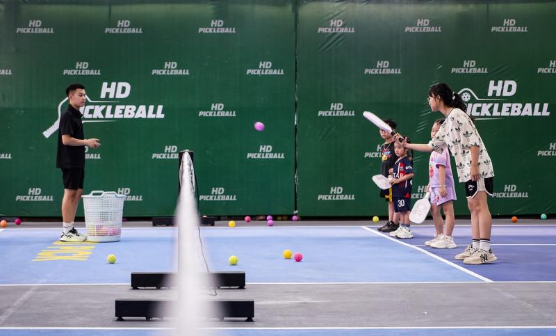 pickleball tre em, hoc pickleball he, khoa hoc pickleball, pickleball ha noi, san choi he, tre em nghi he, mon the thao he, pickleball cho be, lop hoc pickleball, pickleball la gi, tre em choi the thao, van dong mua he, trai he the thao, pickleball de choi, hoat dong he cho be, the thao tre em, san choi pickleball, hoc phi pickleball, pickleball pho vinh hung anh 1