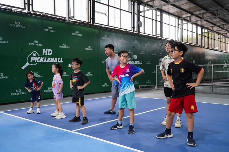 pickleball tre em, hoc pickleball he, khoa hoc pickleball, pickleball ha noi, san choi he, tre em nghi he, mon the thao he, pickleball cho be, lop hoc pickleball, pickleball la gi, tre em choi the thao, van dong mua he, trai he the thao, pickleball de choi, hoat dong he cho be, the thao tre em, san choi pickleball, hoc phi pickleball, pickleball pho vinh hung anh 3