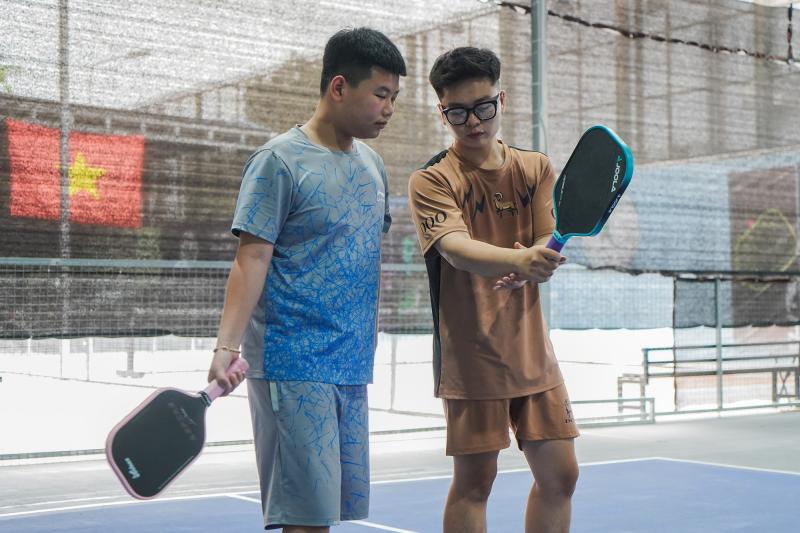 pickleball tre em, hoc pickleball he, khoa hoc pickleball, pickleball ha noi, san choi he, tre em nghi he, mon the thao he, pickleball cho be, lop hoc pickleball, pickleball la gi, tre em choi the thao, van dong mua he, trai he the thao, pickleball de choi, hoat dong he cho be, the thao tre em, san choi pickleball, hoc phi pickleball, pickleball pho vinh hung anh 5