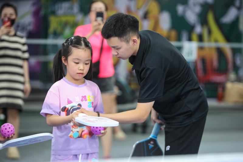pickleball tre em, hoc pickleball he, khoa hoc pickleball, pickleball ha noi, san choi he, tre em nghi he, mon the thao he, pickleball cho be, lop hoc pickleball, pickleball la gi, tre em choi the thao, van dong mua he, trai he the thao, pickleball de choi, hoat dong he cho be, the thao tre em, san choi pickleball, hoc phi pickleball, pickleball pho vinh hung anh 6