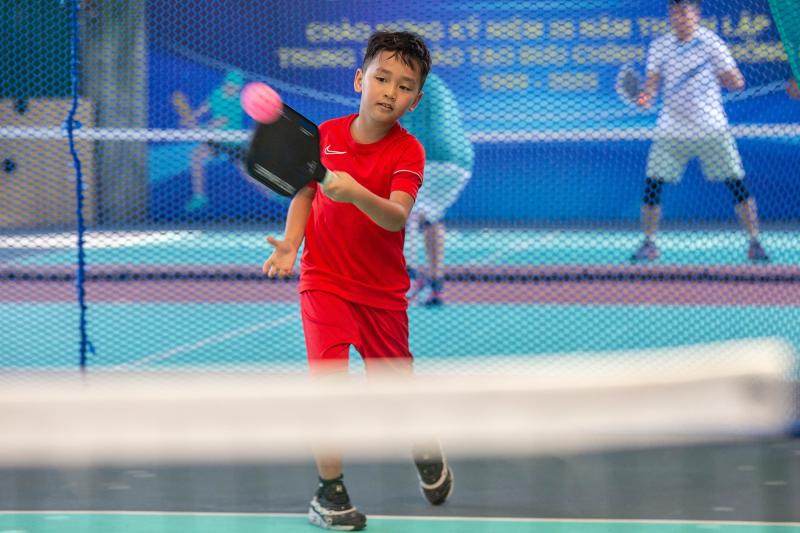 pickleball tre em, hoc pickleball he, khoa hoc pickleball, pickleball ha noi, san choi he, tre em nghi he, mon the thao he, pickleball cho be, lop hoc pickleball, pickleball la gi, tre em choi the thao, van dong mua he, trai he the thao, pickleball de choi, hoat dong he cho be, the thao tre em, san choi pickleball, hoc phi pickleball, pickleball pho vinh hung anh 9