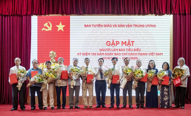 100 Bao chi anh 4