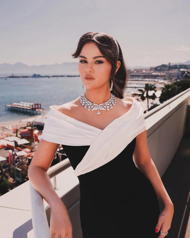 Hailey Bieber,  Selena Gomez,  mang xa hoi anh 2