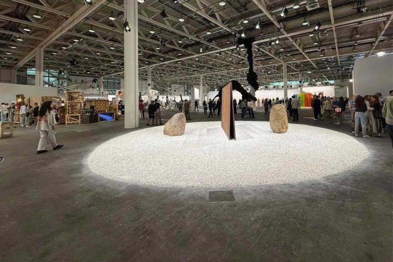 art basel, nghe thuat duong dai, hoi cho nghe thuat, basel thuy si, trien lam nghe thuat, tac pham nghe thuat, thi truong nghe thuat, phong tranh noi tieng, gioi suu tap nghe thuat, cy twombly, barbara kruger, david zwirner, hauser & wirth, thaddaeus ropac, jonas staal, spruth magers, gioi nghe thuat toan cau, nghe si quoc te, suu tap nghe thuat, chu de chinh tri, tac pham sieu thuc, tac pham tich cuc, nghe thuat phan khang, dau tu nghe thuat, gia tranh cao, nghe thuat an toan, nghe thuat hien dai, giam tuyen nghe thuat, art basel 2025, buc tranh dat gia anh 1