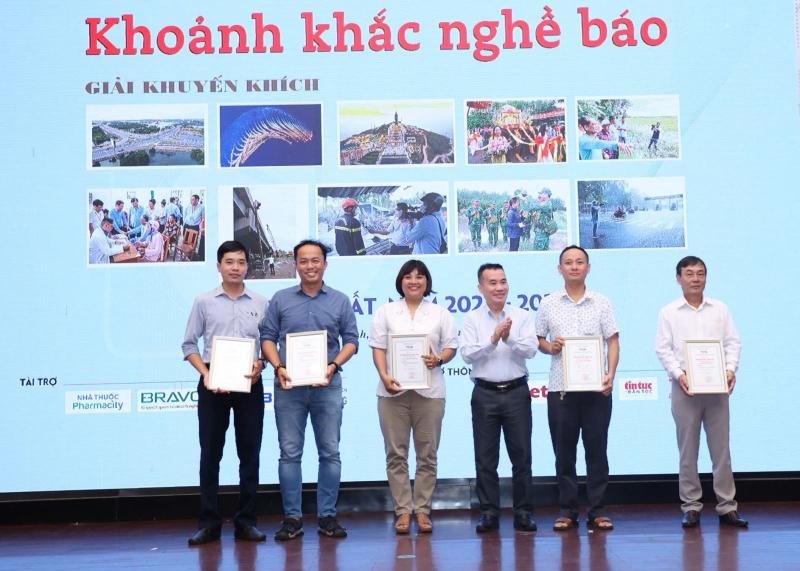 Giai thuong bao chi,  ky niem nganh bao,  khoanh khac nghe bao,  trung bay anh anh 5