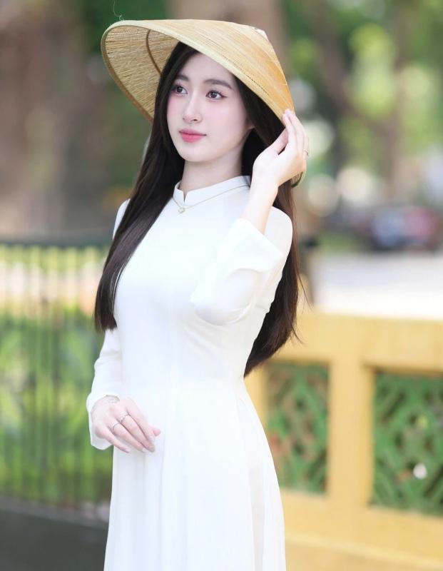 Tram anh,  hoa hau Trai Dat anh 8