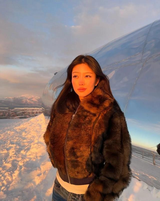 tieu thu chau A,  influencer,  Skyelar Chase,  D&G,  Valentino,  YSL,  Miu Miu,  Rimowa,  Victoria's Secret anh 13
