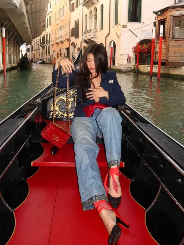 tieu thu chau A,  influencer,  Skyelar Chase,  D&G,  Valentino,  YSL,  Miu Miu,  Rimowa,  Victoria's Secret anh 6