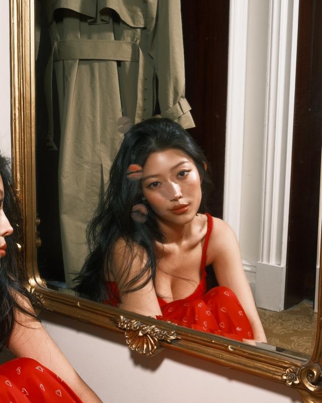 tieu thu chau A,  influencer,  Skyelar Chase,  D&G,  Valentino,  YSL,  Miu Miu,  Rimowa,  Victoria's Secret anh 7