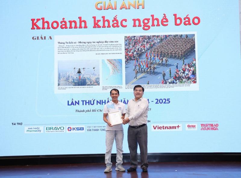 Giai thuong bao chi,  ky niem nganh bao,  khoanh khac nghe bao,  trung bay anh anh 8