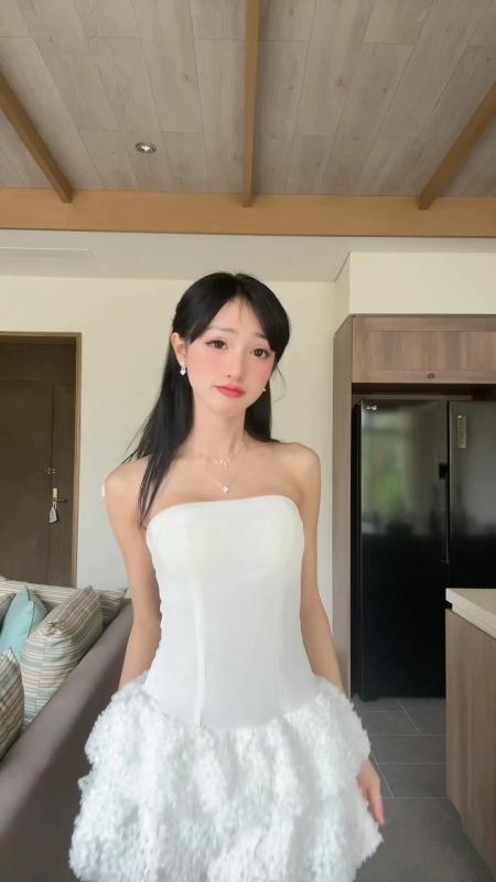Kylie Jenner,  Kim Kardashian,  Louis Pham,  Thach Trang,  Clara Dao anh 1