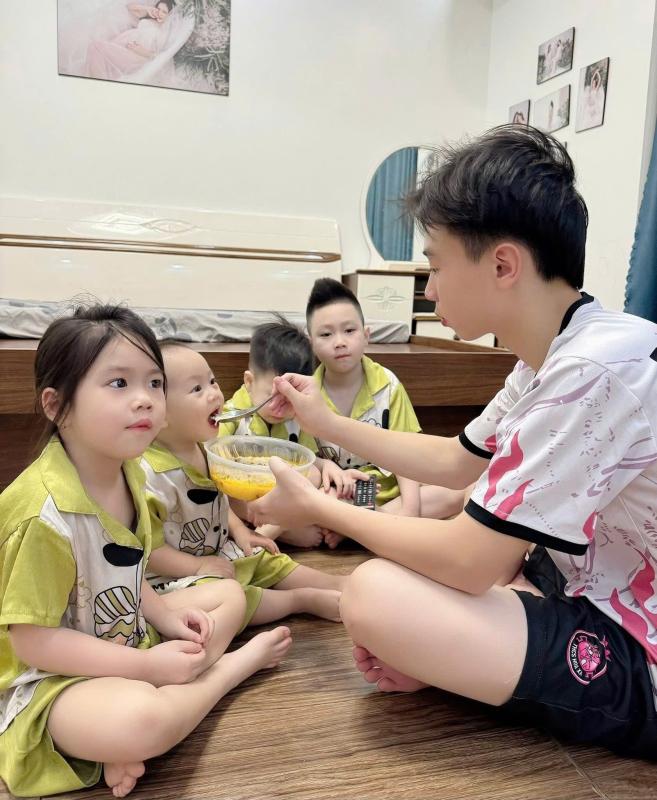 gia dinh 5 con anh 2