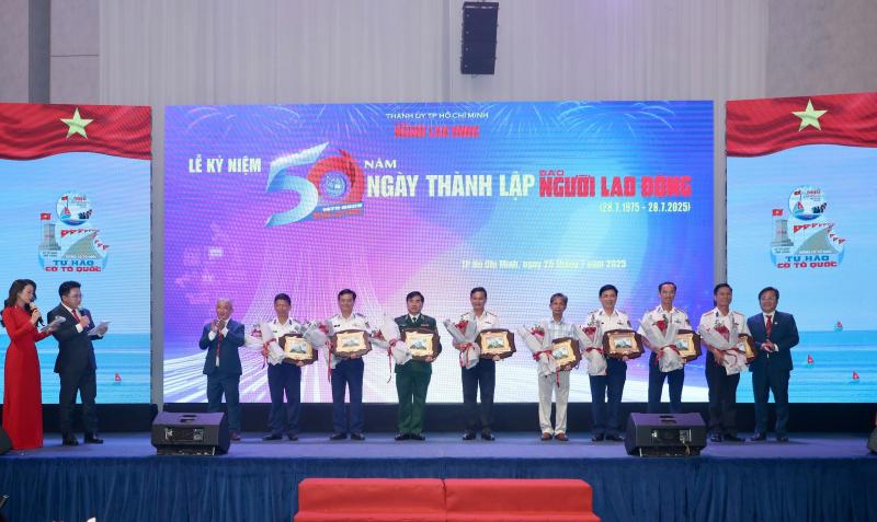 Bao Nguoi Lao Dong anh 12