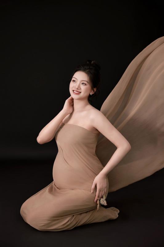 Nguyen Thu Hoai mang bau anh 2