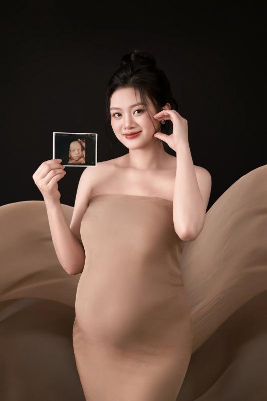 Nguyen Thu Hoai mang bau anh 1
