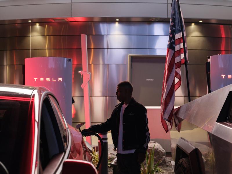 tram sac Tesla,  Tesla Diner te,  Elon Musk that bai,  Cybertruck bi che,  am thuc Tesla,  phe binh Tesla anh 13
