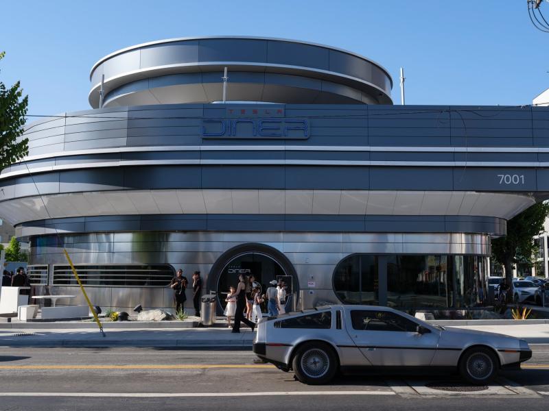 tram sac Tesla,  Tesla Diner te,  Elon Musk that bai,  Cybertruck bi che,  am thuc Tesla,  phe binh Tesla anh 1