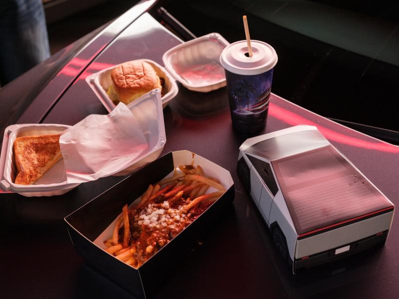 tram sac Tesla,  Tesla Diner te,  Elon Musk that bai,  Cybertruck bi che,  am thuc Tesla,  phe binh Tesla anh 8