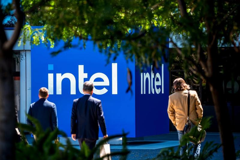 CEO Intel Lip-Bu Tan,  SoftBank dau tu Intel,  khung hoang Intel,  Intel thua lo anh 1