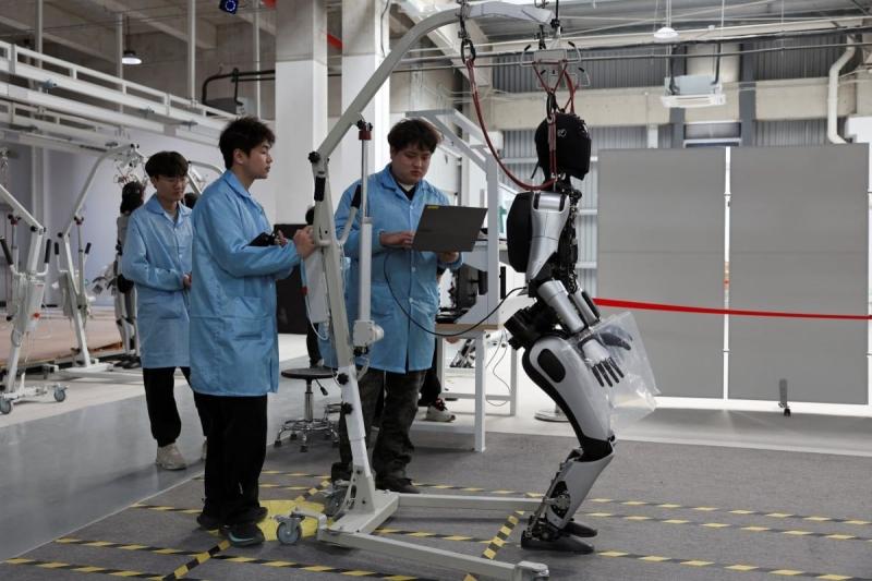 robot hinh nguoi,  humanoid la gi,  nguoi may bieu dien,  robot nhay mua anh 2