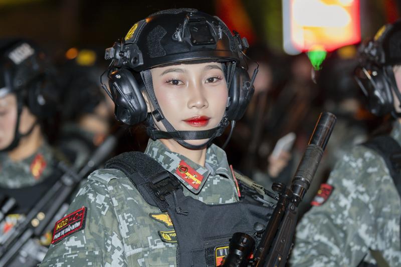 makeup,  makeup nu chien si,  chien si danh nen,  lop nen chien si,  danh nen khong troi,  lop nen lau troi,  thoi tiet nang nong, anh 3