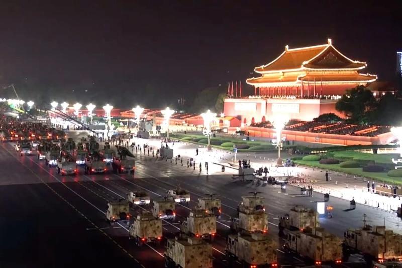 vu khi quan su,  khi tai,  duyet binh,  sieu vuot am anh 1