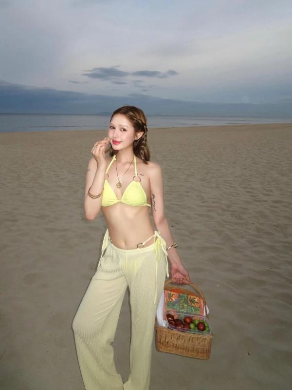 Newsfeed Rate,  Ngoc Trinh,  Ngoc Trinh bikini,  Ngoc Trinh noi y,  Quynh Anh Shyn,  Xoai Non,  Tang My Han anh 5