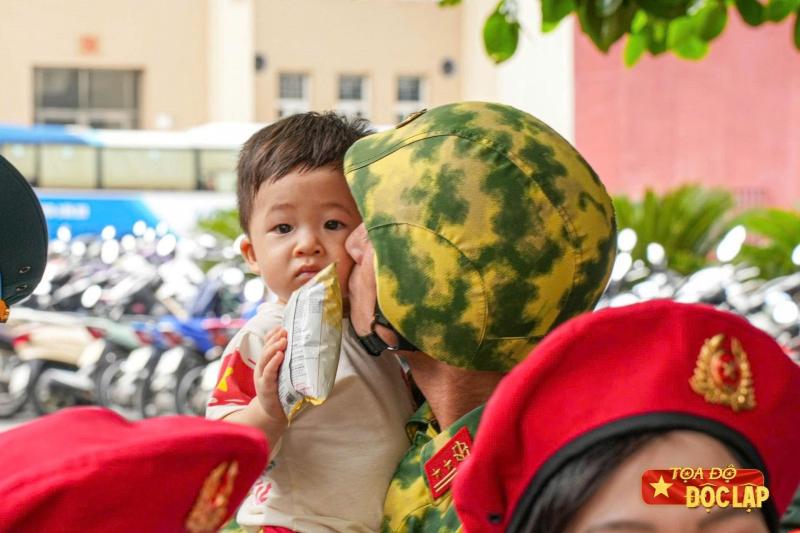 Tong duyet cap Nha nuoc,  ky niem 80 nam,  gap nguoi than. anh 4