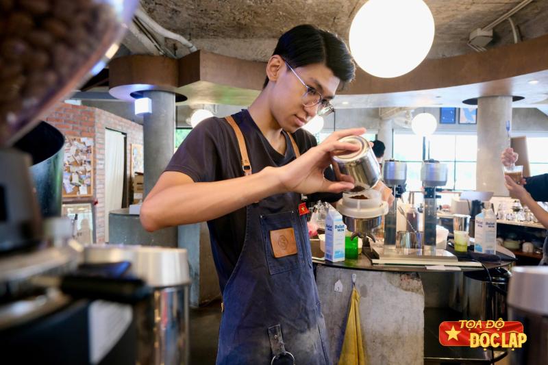 Quan ca phe xem A80, Cho ngoi xem dieu binh, Gia cho ngoi dieu binh, Xem tong hop luyen A80,  Quan ca phe 250k,  Xem dieu binh 2/9, gan Cong vien Thong Nhat anh 2