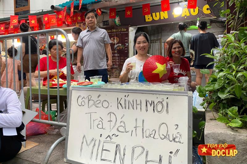 dieu binh A80,  Dieu binh hop luyen,  Nguoi dan ung ho,  Phat nuoc mien phi,  Khau trang mien phi,  Tra da mien phi, anh 4