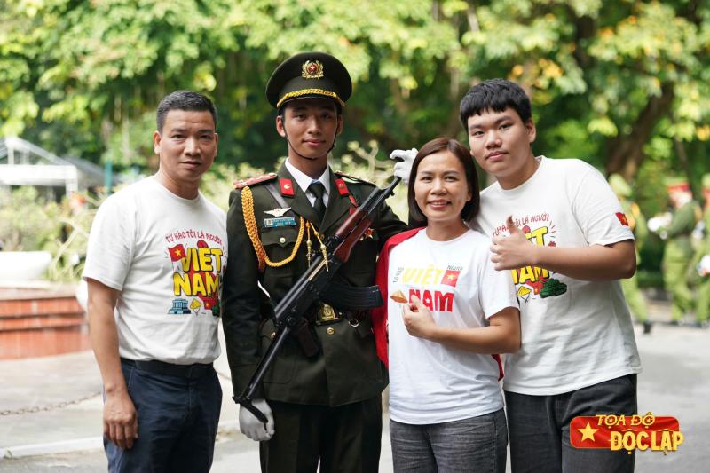 Tong duyet cap Nha nuoc,  ky niem 80 nam,  gap nguoi than. anh 3