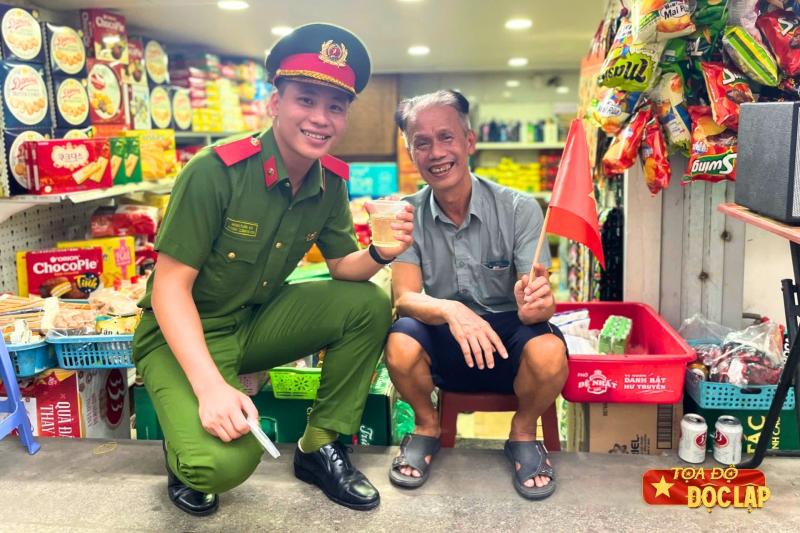 dieu binh A80,  Dieu binh hop luyen,  Nguoi dan ung ho,  Phat nuoc mien phi,  Khau trang mien phi,  Tra da mien phi, anh 1
