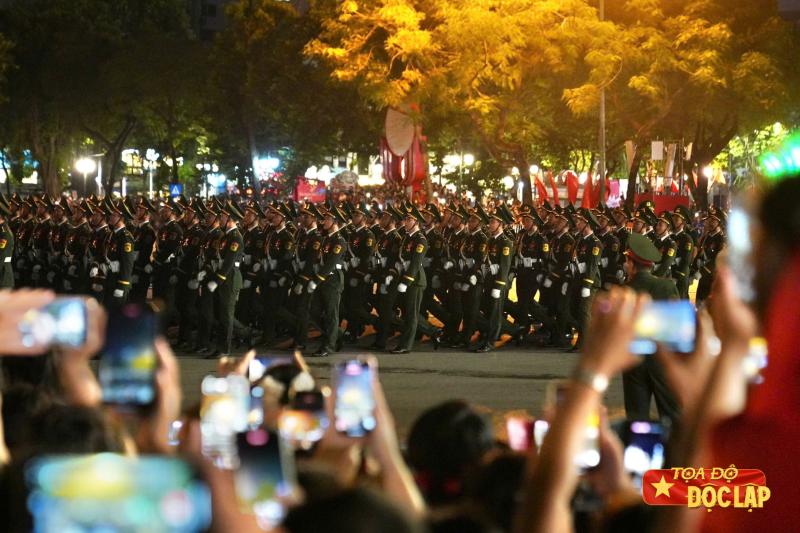 giua vong tay nhan dan anh 2