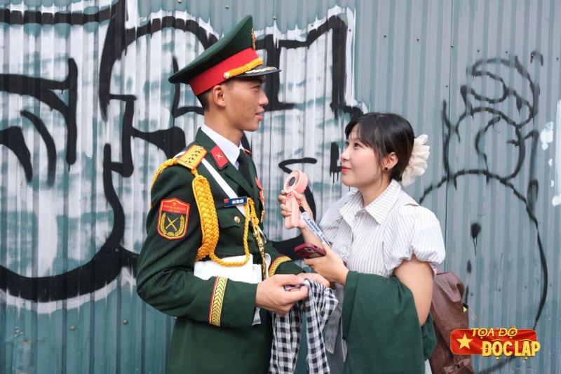 Tong duyet cap Nha nuoc,  ky niem 80 nam,  gap nguoi than. anh 2