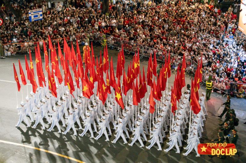 giua vong tay nhan dan anh 17