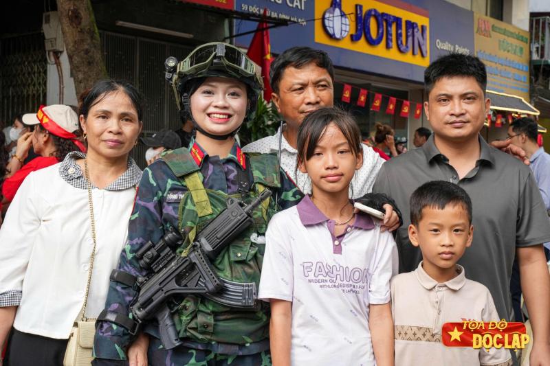 Tong duyet cap Nha nuoc,  ky niem 80 nam,  gap nguoi than. anh 5