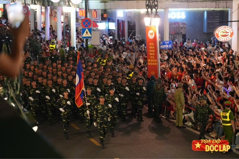 giua vong tay nhan dan anh 14
