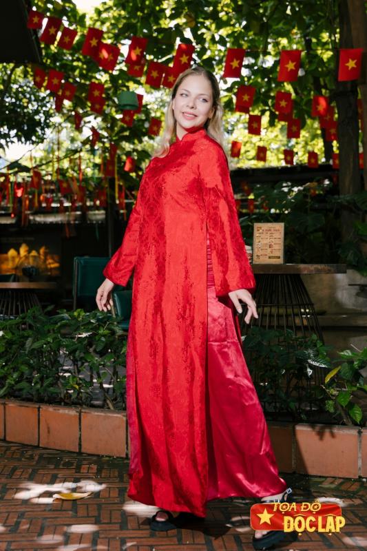 co gai Nga Viet Nam,  Ngoc Anh ao dai,  bun bo Hue Nga,  Aleksandra Savenko Viet Nam,  dam me Viet Nam,  am thuc Viet Nga anh 1