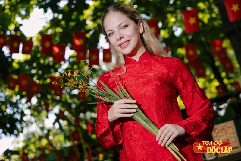 co gai Nga Viet Nam,  Ngoc Anh ao dai,  bun bo Hue Nga,  Aleksandra Savenko Viet Nam,  dam me Viet Nam,  am thuc Viet Nga anh 6