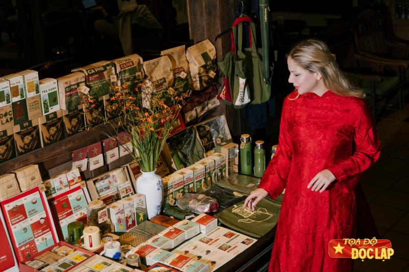 co gai Nga Viet Nam,  Ngoc Anh ao dai,  bun bo Hue Nga,  Aleksandra Savenko Viet Nam,  dam me Viet Nam,  am thuc Viet Nga anh 2