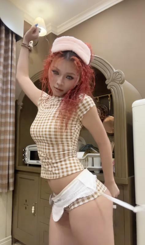 Newsfeed Rate,  Ngoc Trinh,  Ngoc Trinh bikini,  Ngoc Trinh noi y,  Quynh Anh Shyn,  Xoai Non,  Tang My Han anh 8