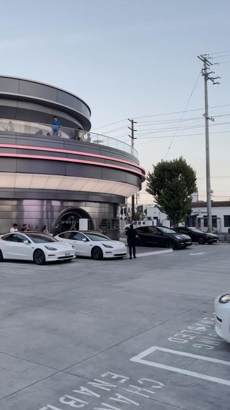 tram sac Tesla,  Tesla Diner te,  Elon Musk that bai,  Cybertruck bi che,  am thuc Tesla,  phe binh Tesla anh 2