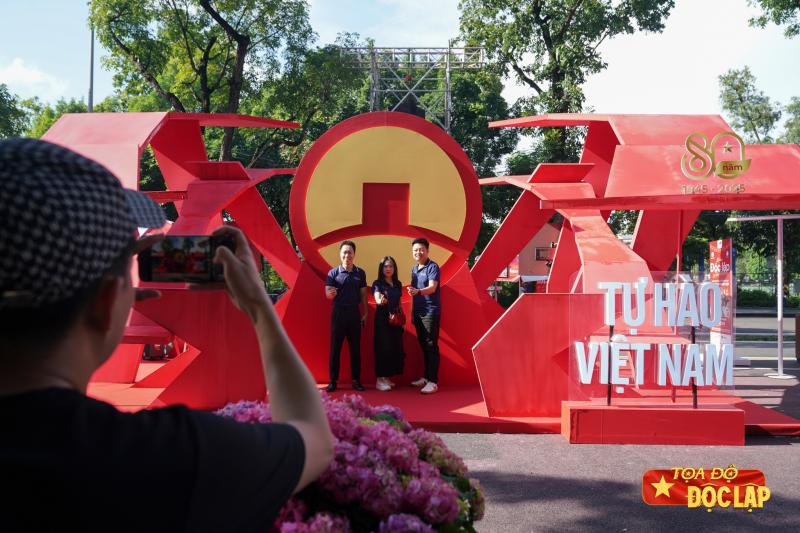 Le hoi Doc Lap,  Toa do Doc Lap,  check-in Ho Guom,  Dong Kinh Nghia Thuc,  Ha Noi 2/9, pho di bo Ho Guom anh 13