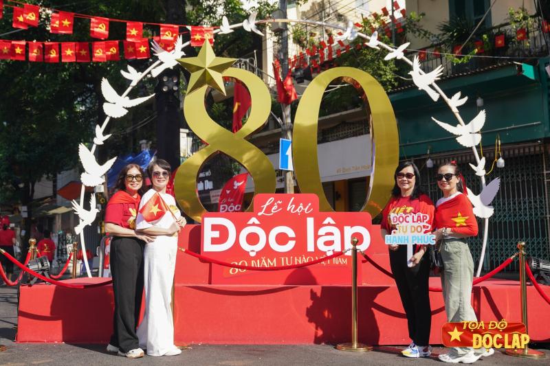Le hoi Doc Lap,  Toa do Doc Lap,  check-in Ho Guom,  Dong Kinh Nghia Thuc,  Ha Noi 2/9, pho di bo Ho Guom anh 4