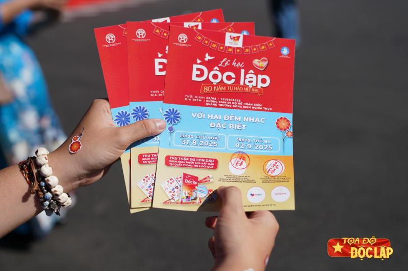 Le hoi Doc Lap,  Toa do Doc Lap,  check-in Ho Guom,  Dong Kinh Nghia Thuc,  Ha Noi 2/9, pho di bo Ho Guom anh 11